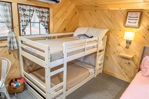 Twin bunk bed
