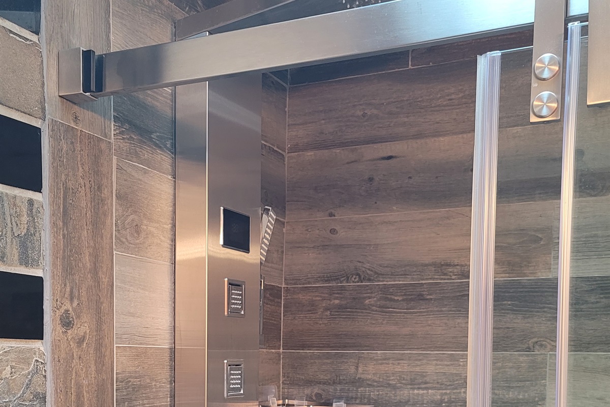 Jetted shower