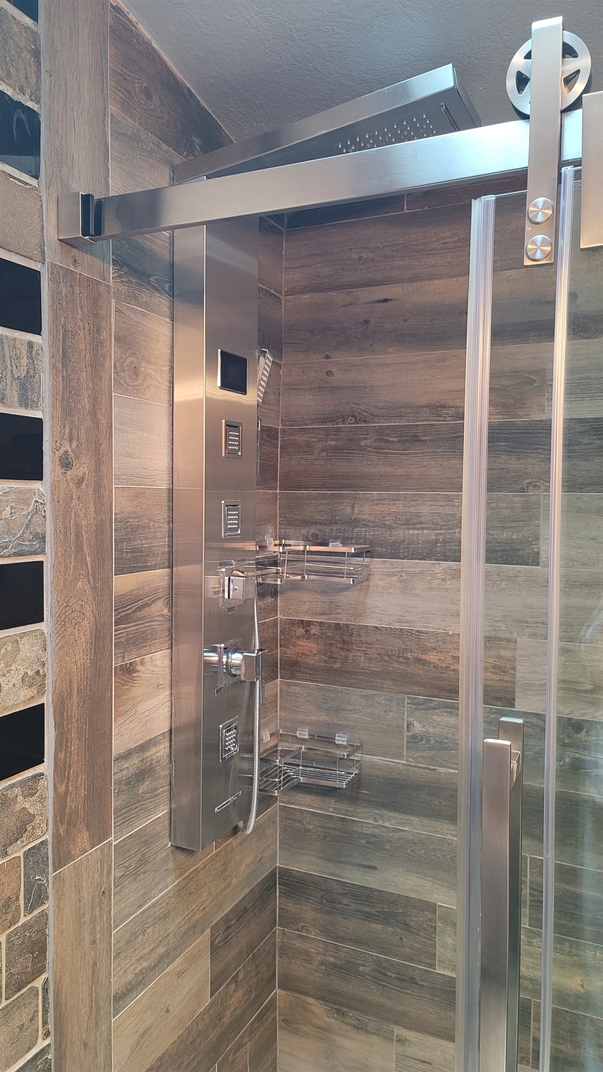 Jetted shower