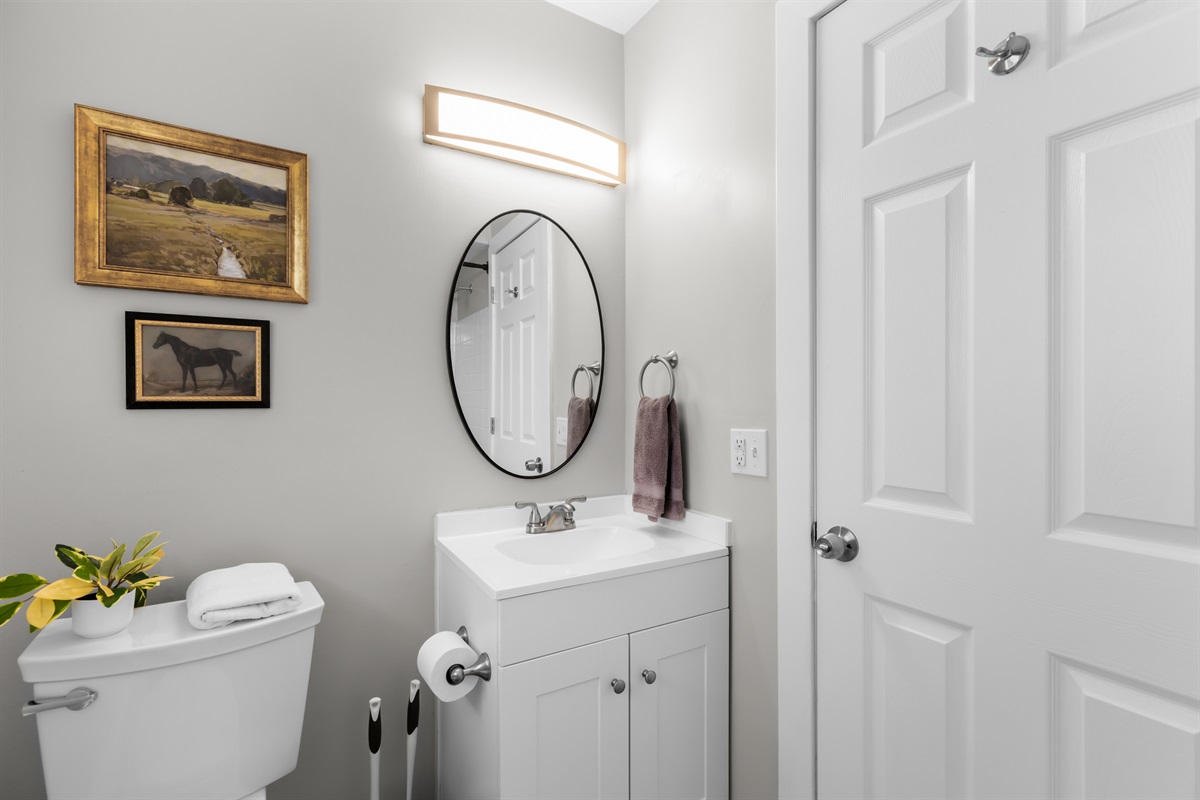 Spotless bathroom with warm touches.