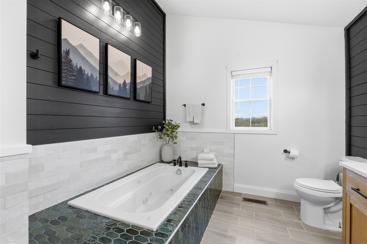 Main bathroom - Jetted tub, double vanity and walk in shower
