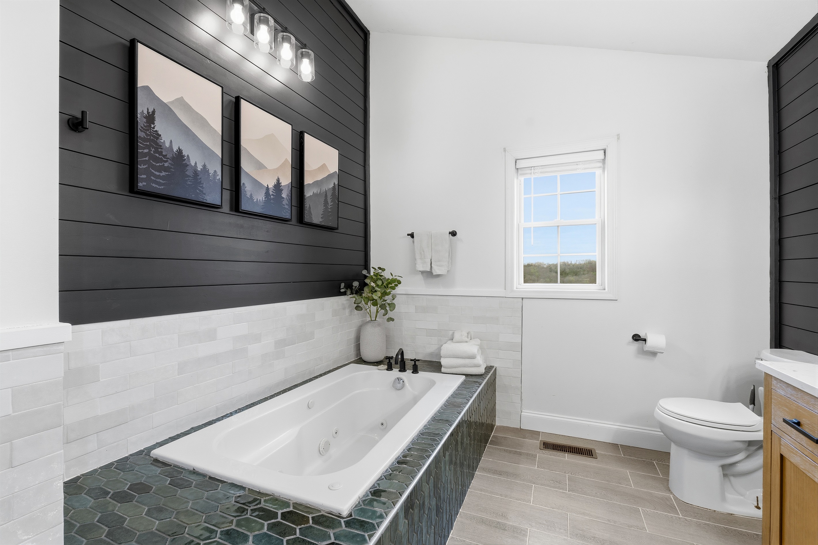 Main bathroom - Jetted tub, double vanity and walk in shower