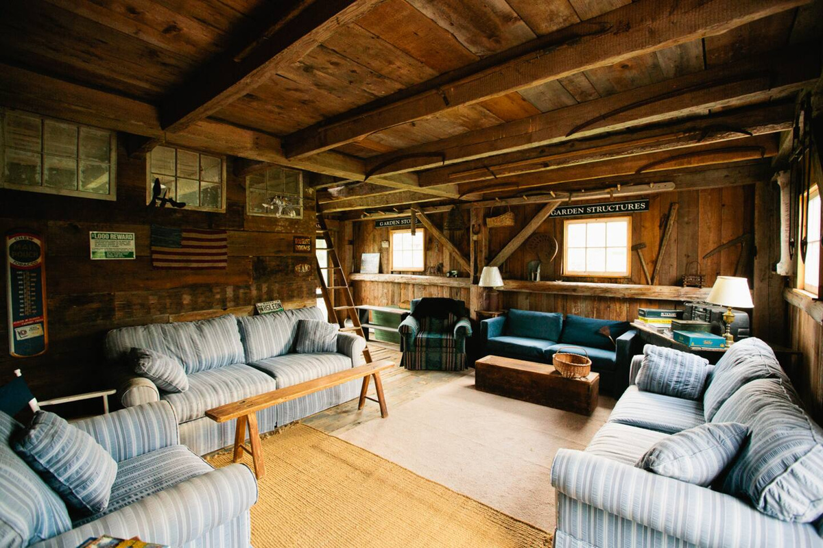 Quiet separate living/sitting area. Two comfy sofas and two comfy chairs for reading and relaxation. Additional pull out sofa sleeps two.