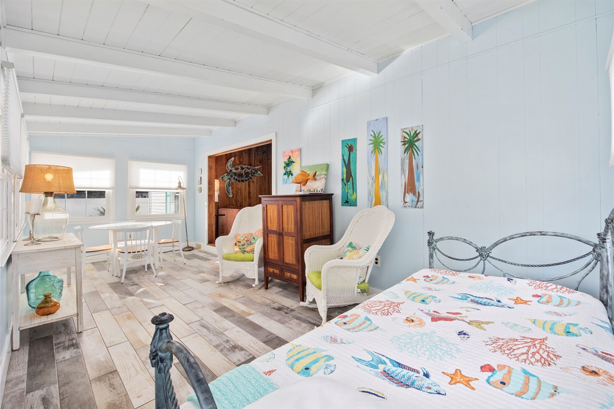 Entry w/ Daybed for extra sleeping space