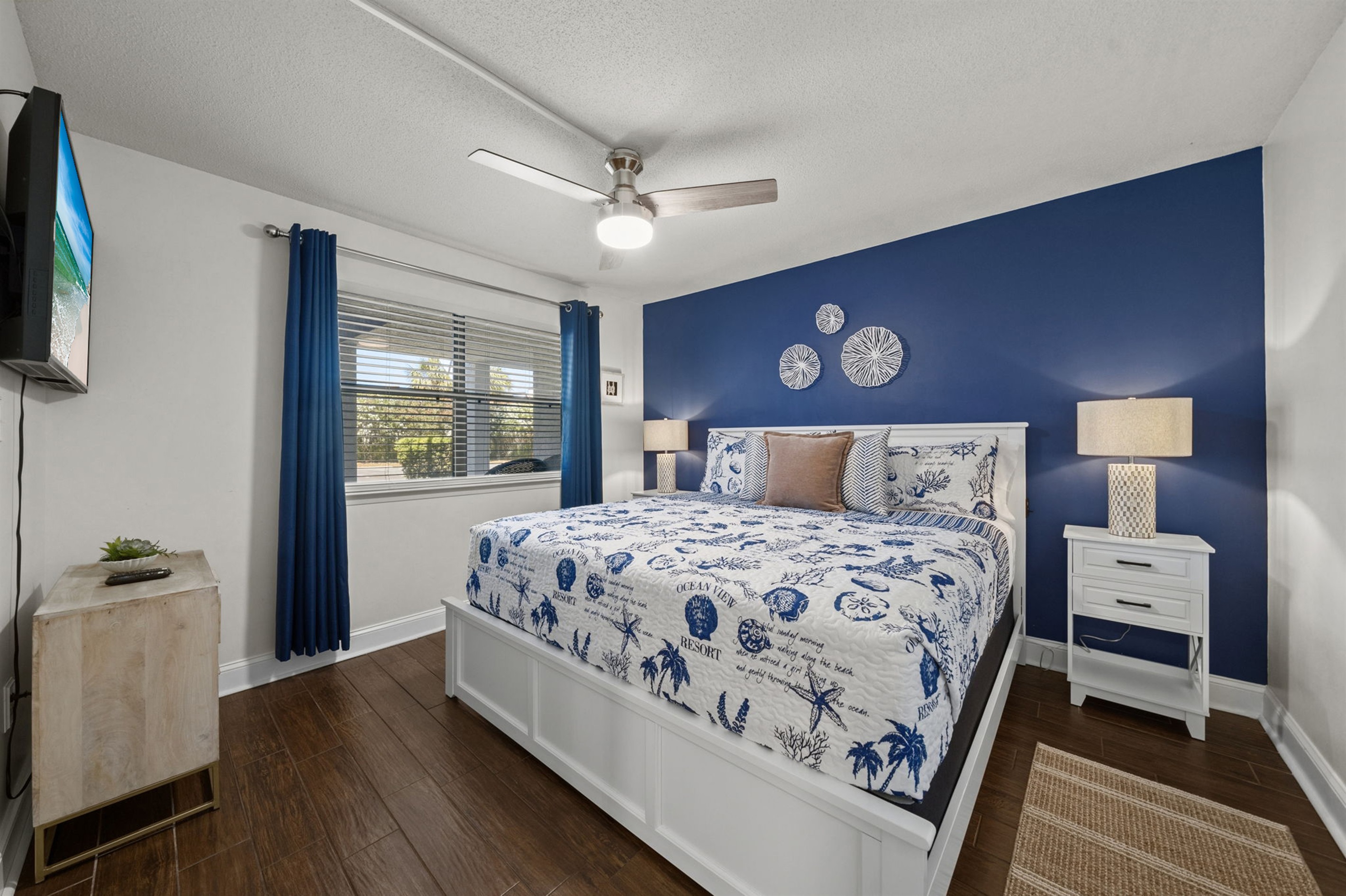 Guest King Suite with direct access to the guest bathroom