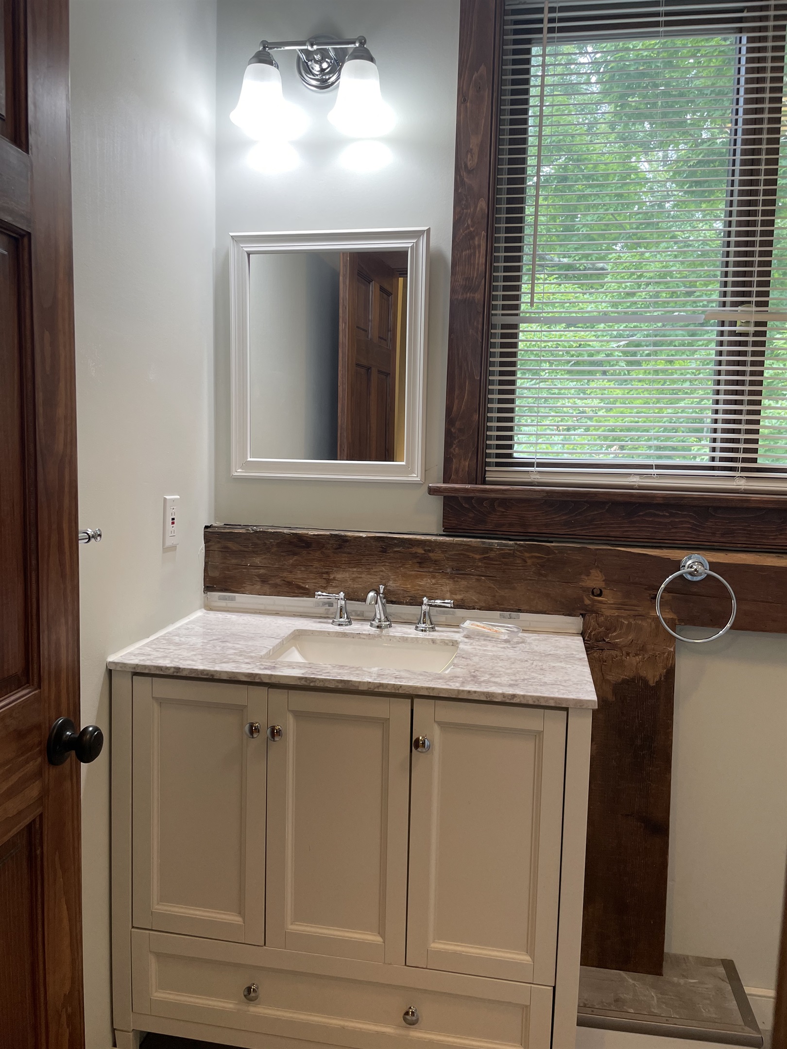 2nd floor bath w/ tub/shower