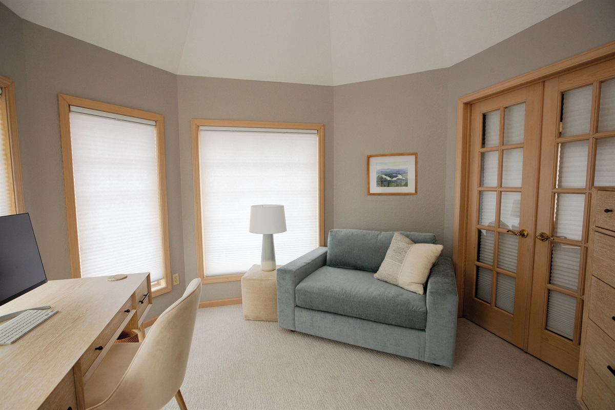 Office/Sitting Room - Love Seat with Twin Pullout Bed