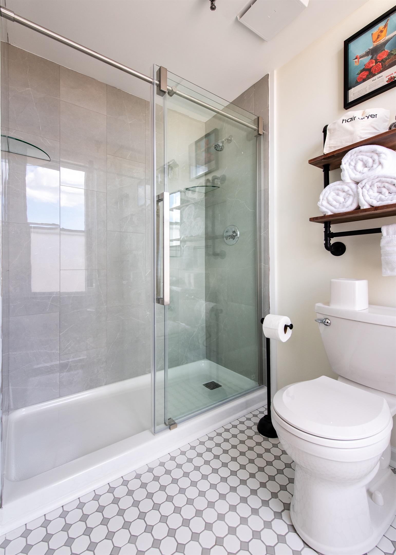 Four Roses Fully Renovated Full Bathroom