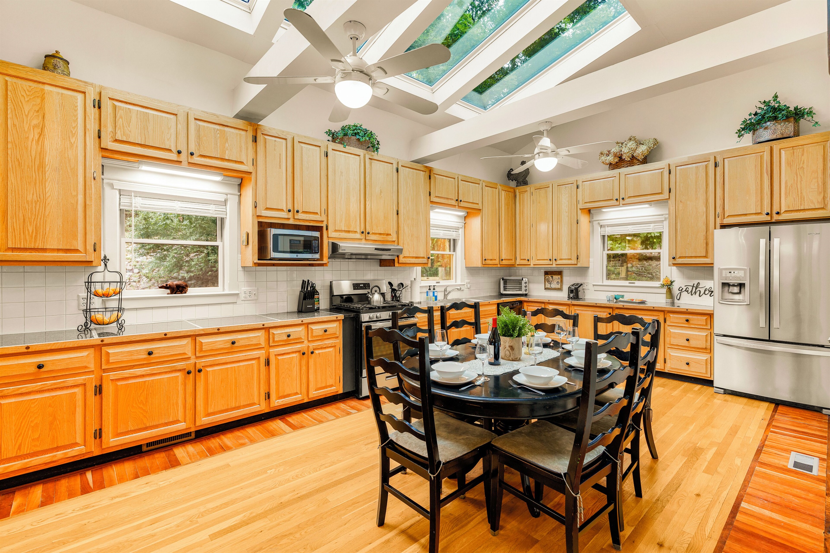 Fully stocked eat-in kitchen with table for 6
