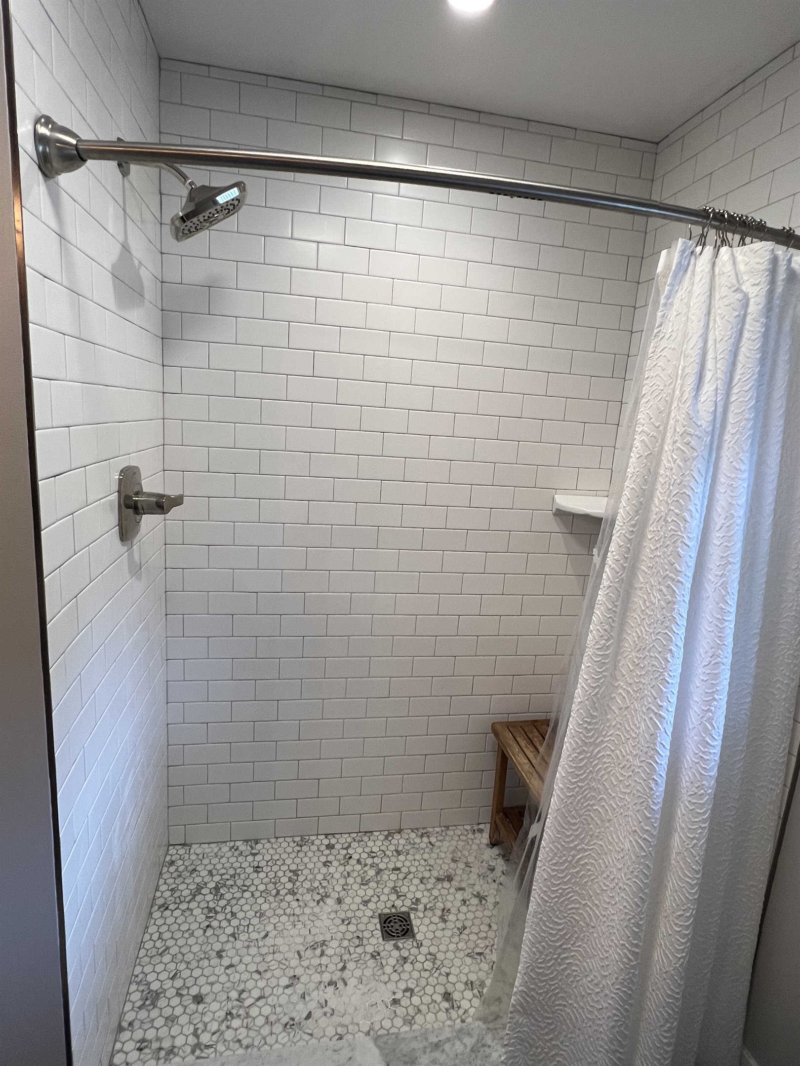 Tiled shower w/ bench