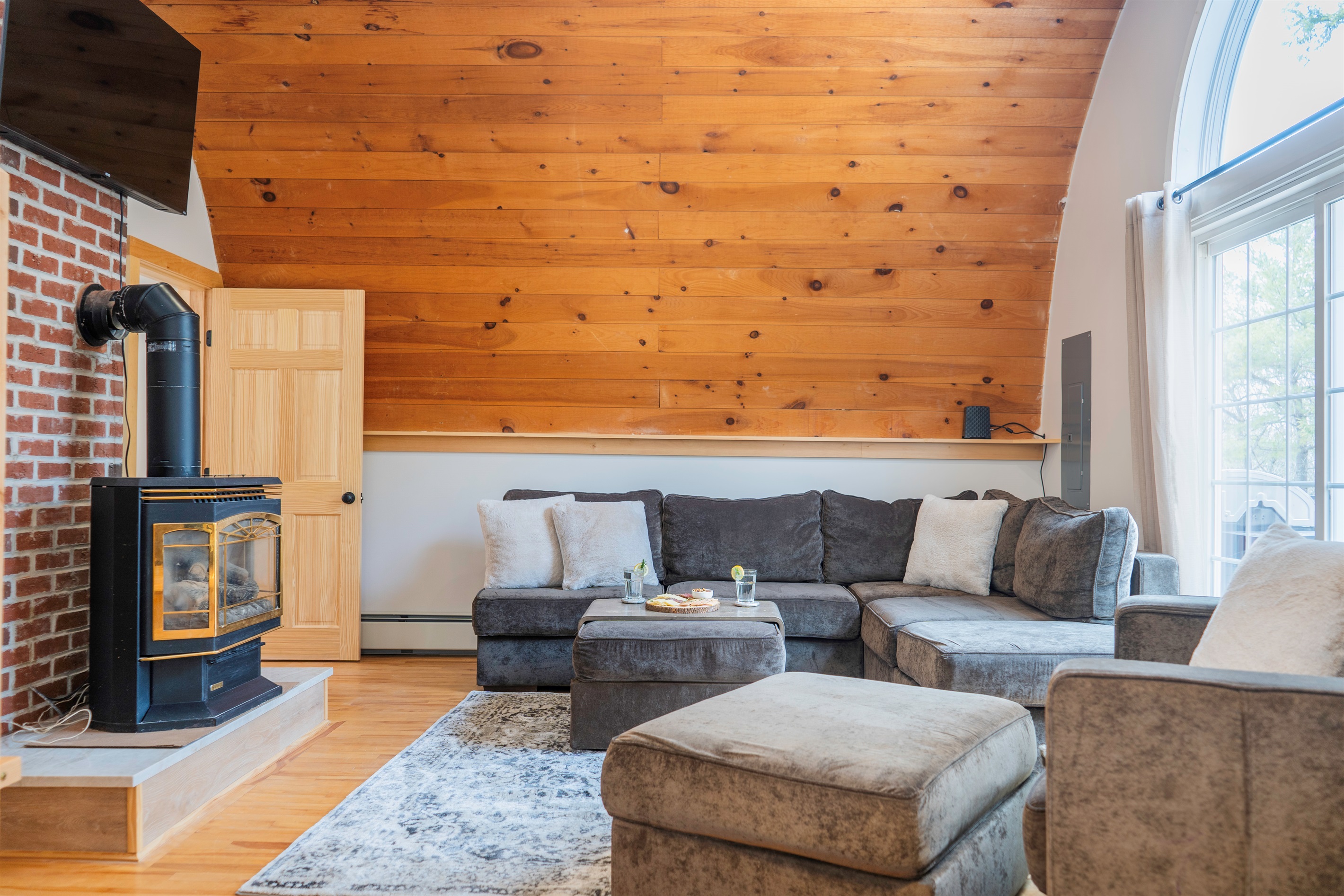 Warm up by the fire in our sun-drenched living area, the ultimate spot for après-ski relaxation.