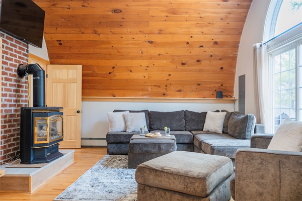 Warm up by the fire in our sun-drenched living area, the ultimate spot for après-ski relaxation.