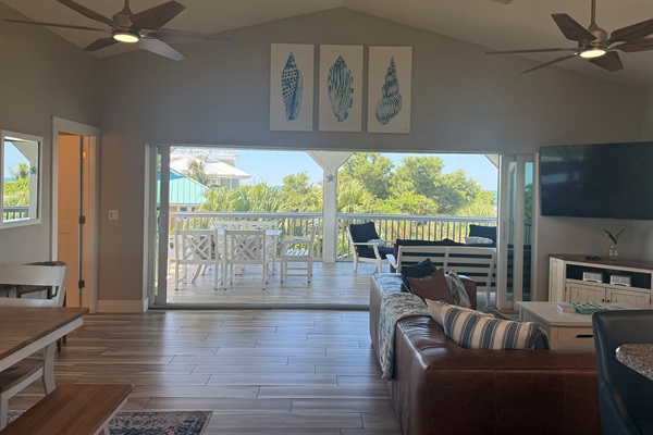 Four glass panels slide open for Lanai access