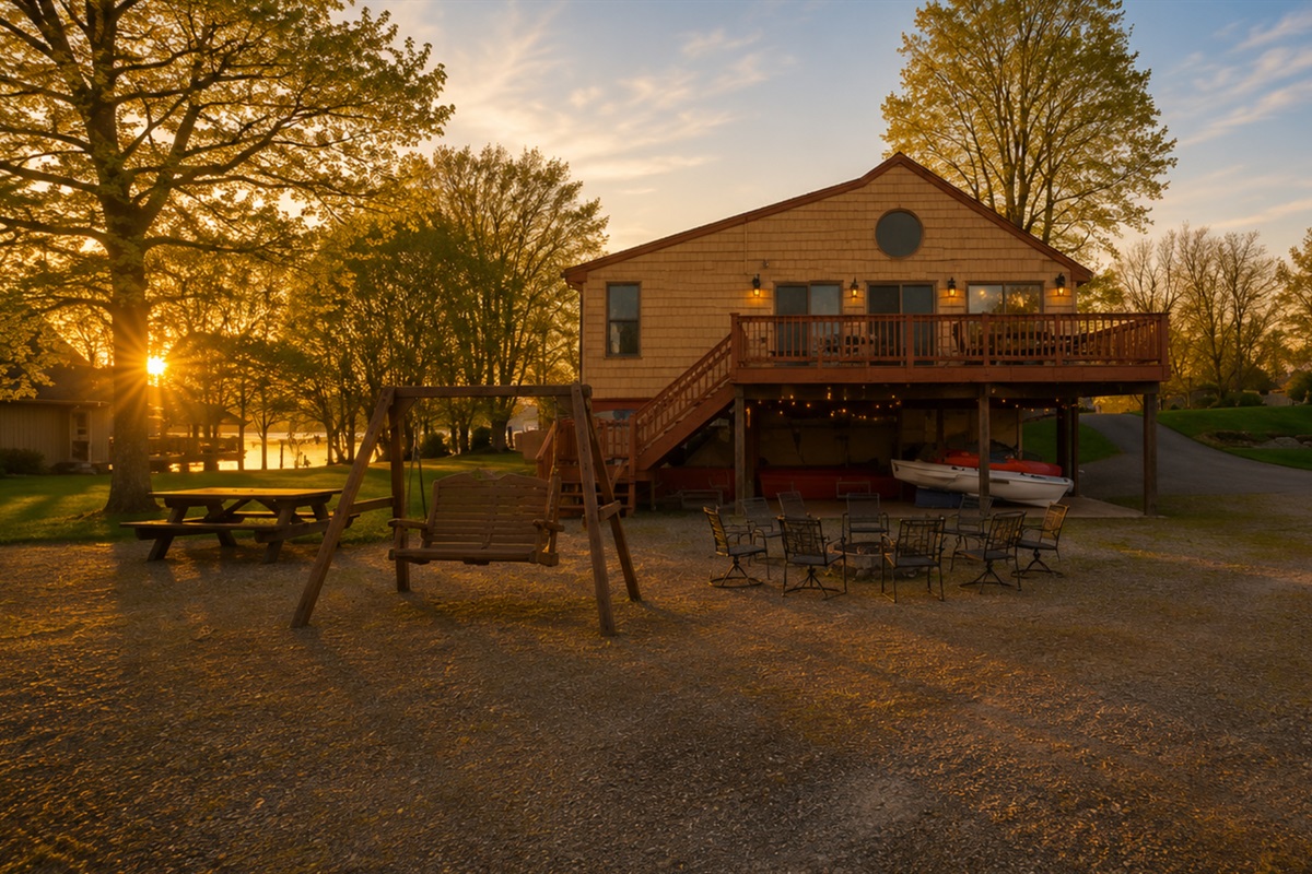 Step outside to a beautiful lakeside view with a picnic area and swing set, perfect for outdoor gatherings. The ideal spot to unwind and enjoy the fresh air. 🏖️🍂🎉