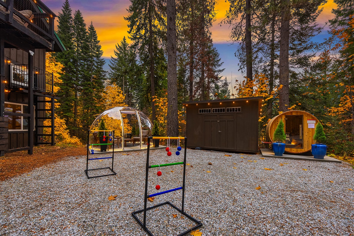 Spacious outdoor area: 4-person barrel sauna, geo dome and hot tub