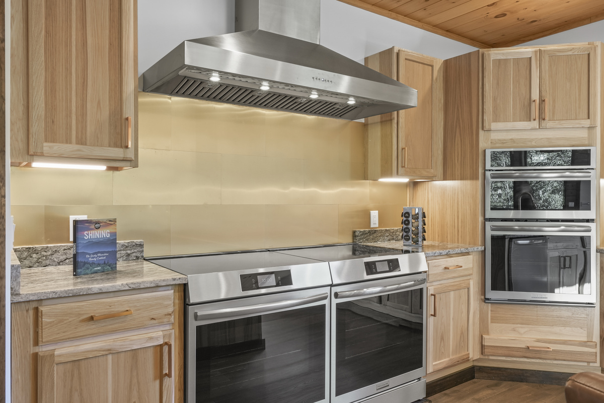 🍽️ Chef’s Kitchen– This fully stocked kitchen is designed for gathering & entertaining, featuring 2 full-size refrigerators, 4 ovens, 2 dishwashers, 2 microwaves & 2 sinks, plus a coffee bar. Perfect for preparing meals for the whole group.