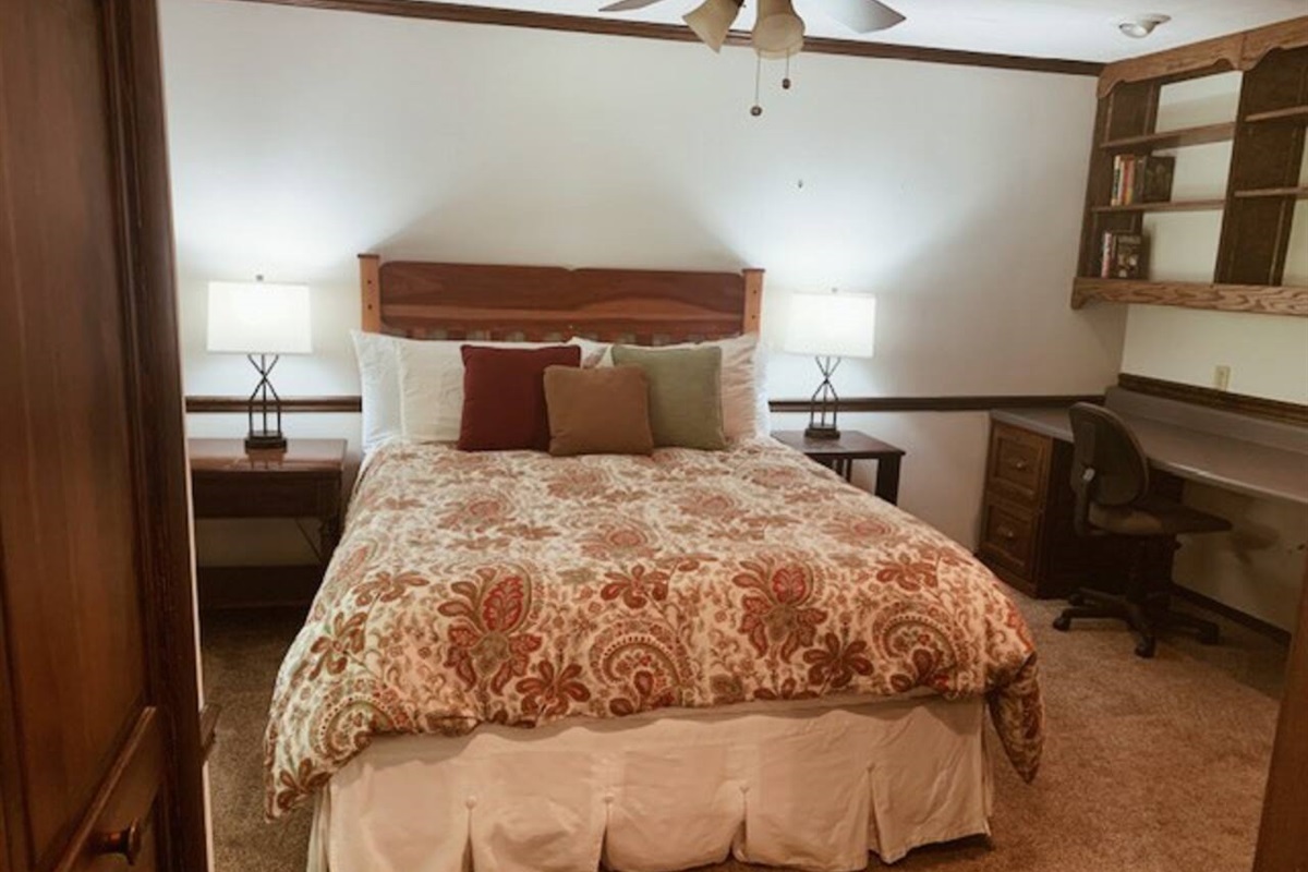 Queen bedroom/study