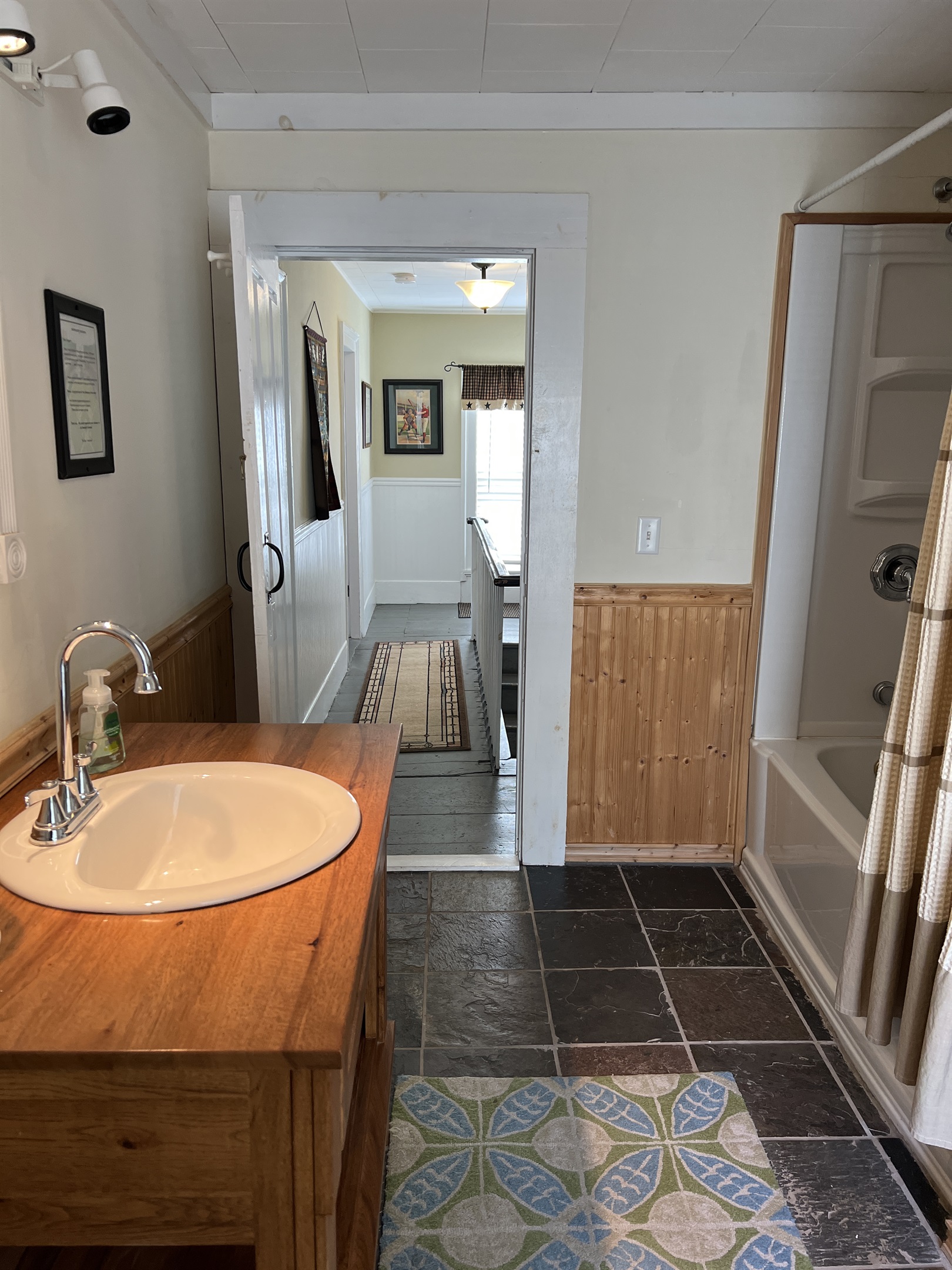 2nd Floor full bathroom w/ shower tub combo