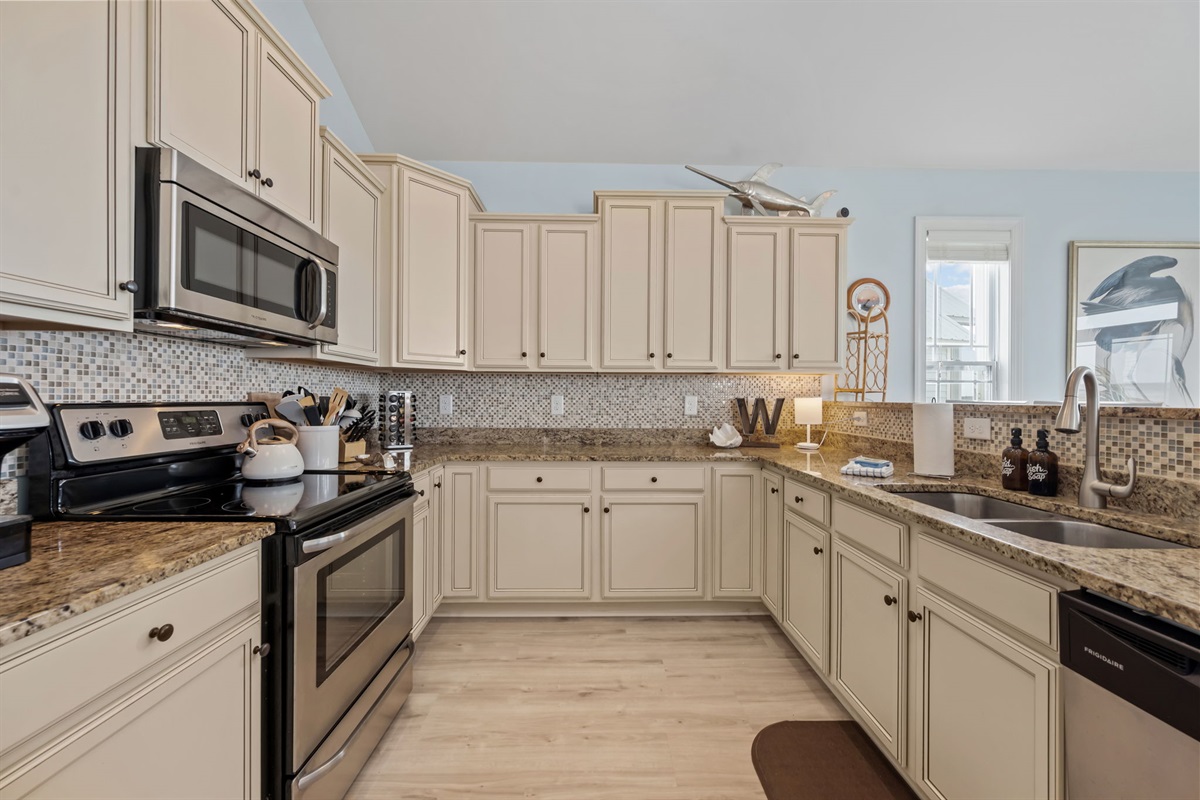 A kitchen with a touch of warmth and everything you need to feel right at home