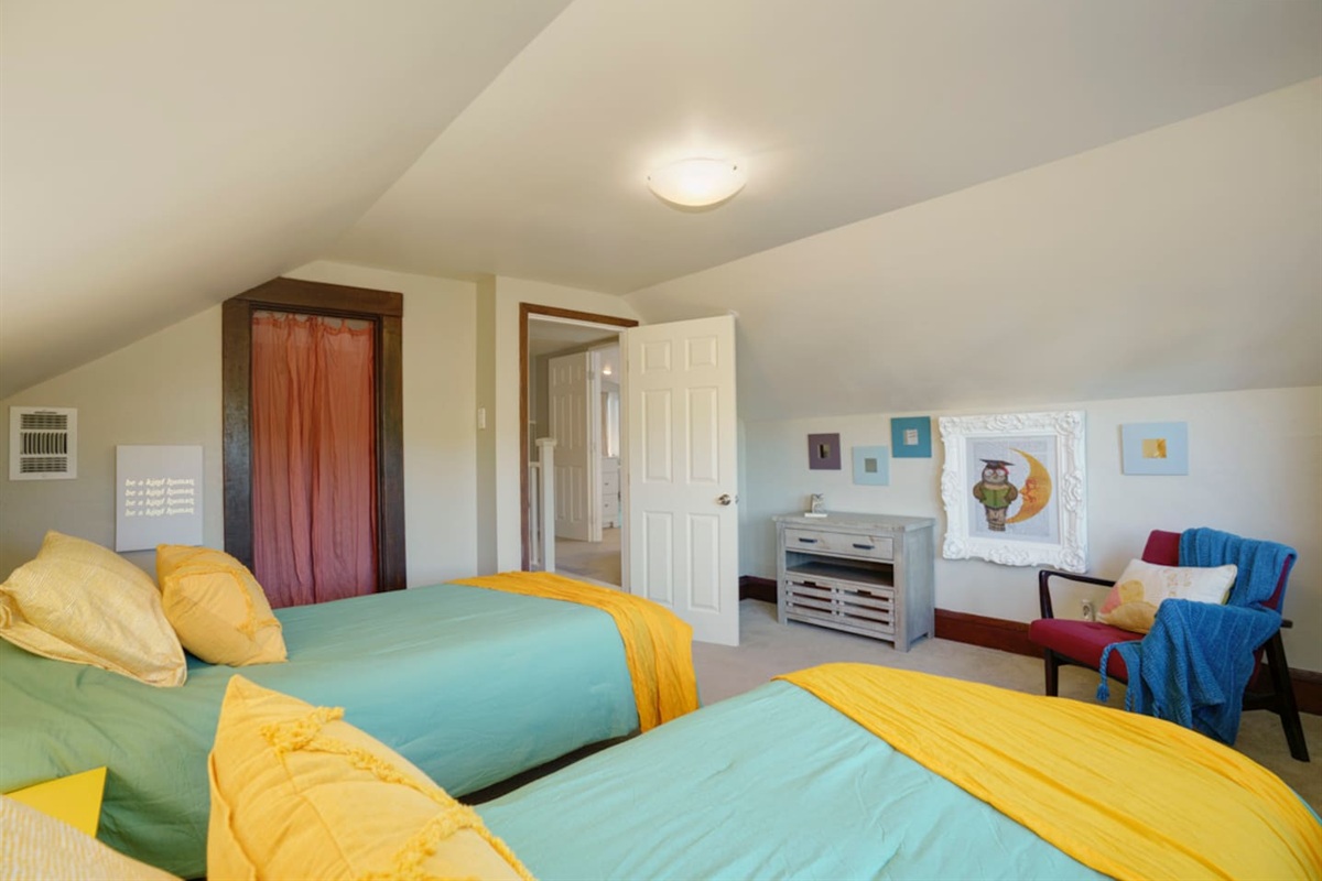 up stairs bedroom - twin xl beds