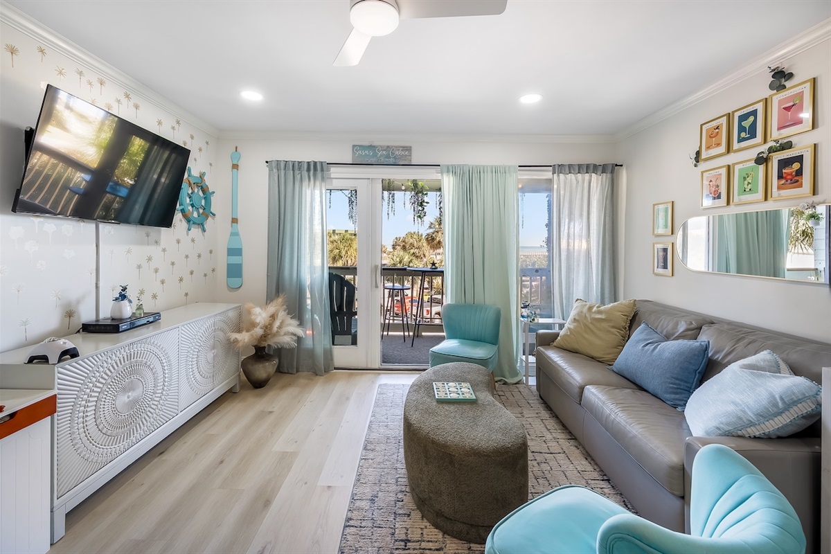 Living room Susu's Sea Cabin | 238C 1300 Ocean Blvd | Isle of Palms, SC | IOP Escapes