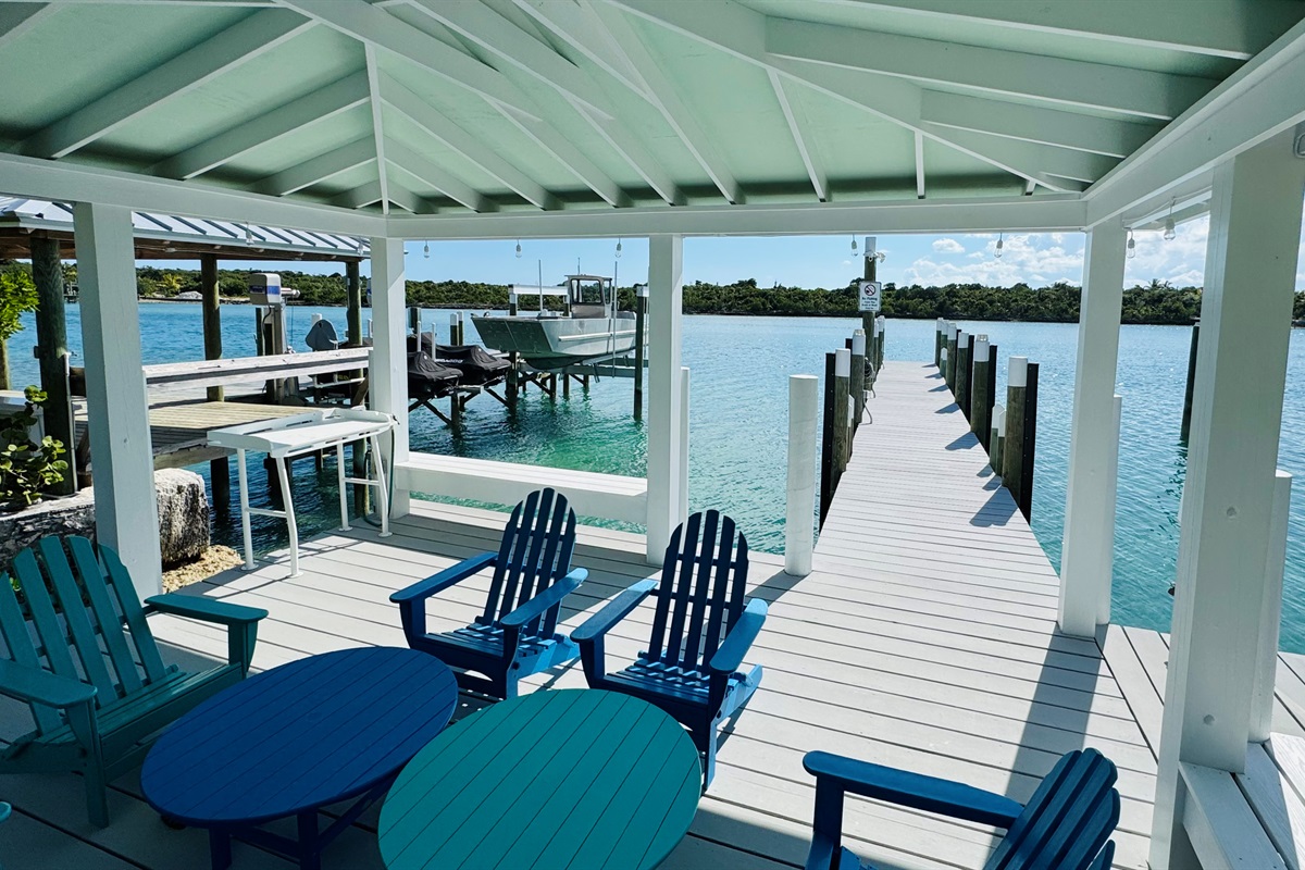 Guest seating area is covered with fish cleaning station and comfortable furniture.