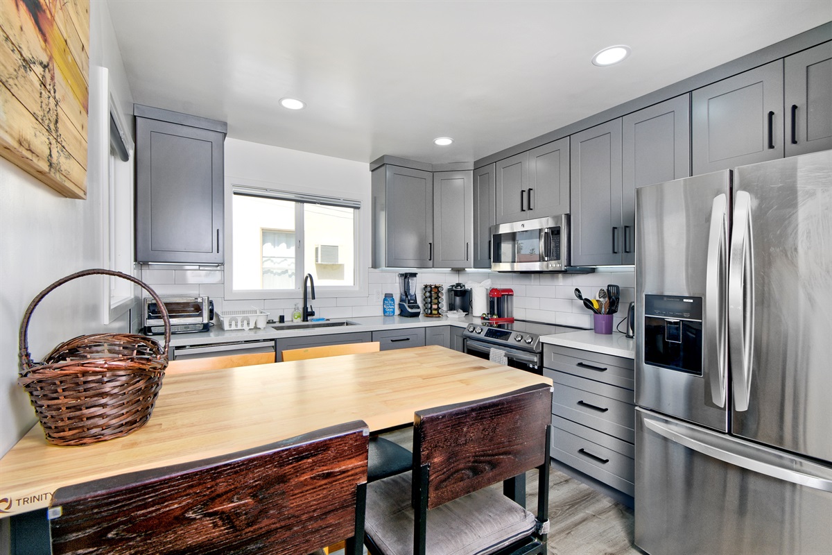 02-1362-shortridge-unit-a-fully-equipped-kitchen-with-island