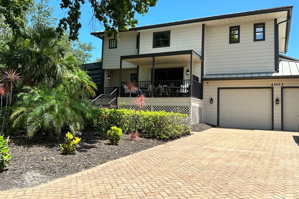 Welcome to The Sideline Club. Minutes from IMG Academy and convenient to the beaches of Anna Maria and Longboat Key, with views of Sarasota Bay from the porch. 