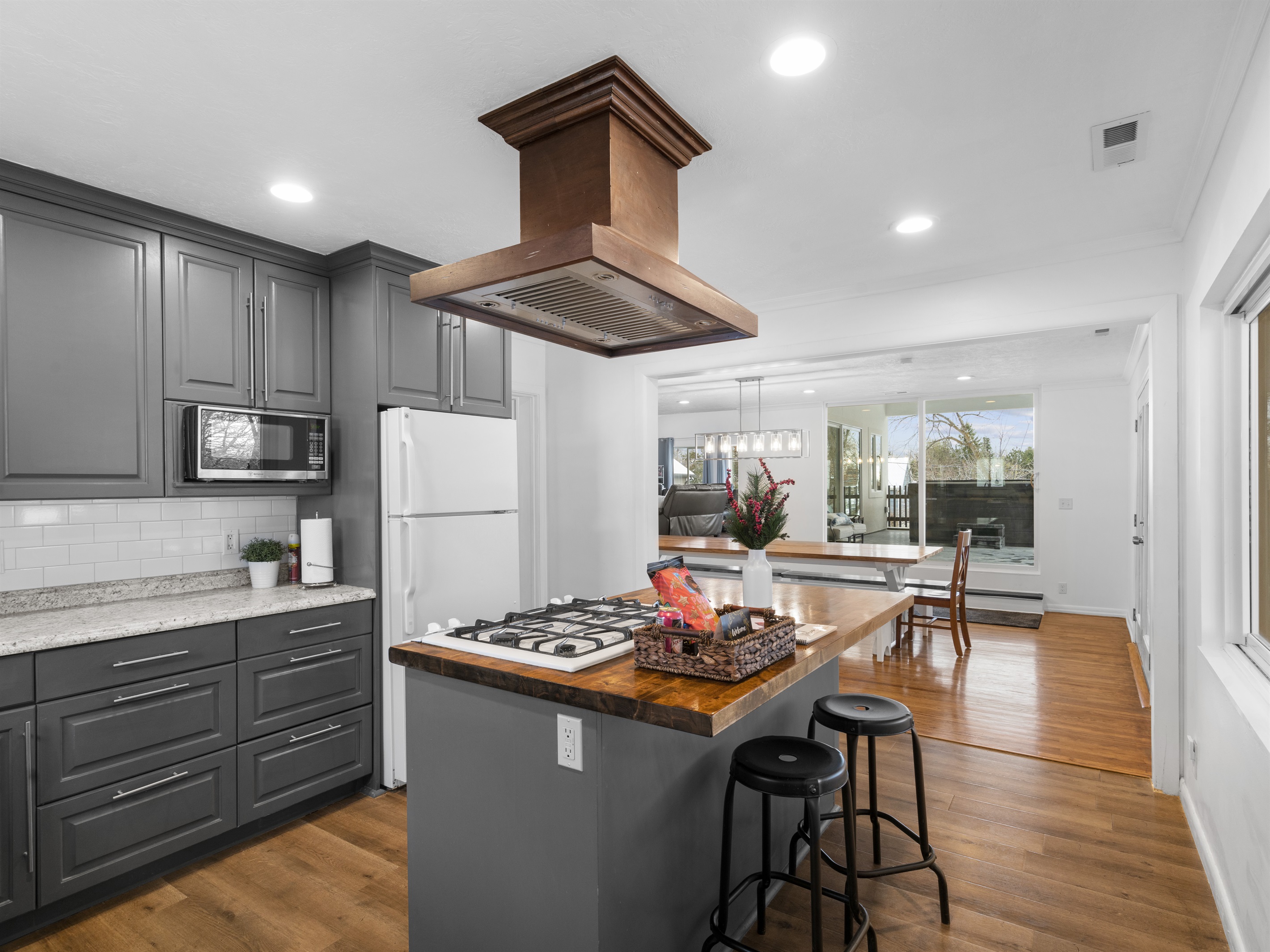 A Perfect Space For Large Groups
