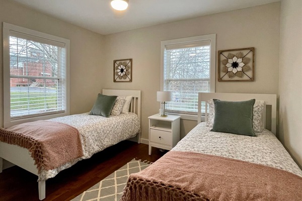 Bedroom with two twin-size beds