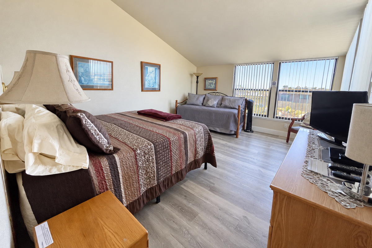 Front Master Suite with King bed and trundle (2-twins). Vaulted ceilings, 4 large picture windows adds lots of natural light.