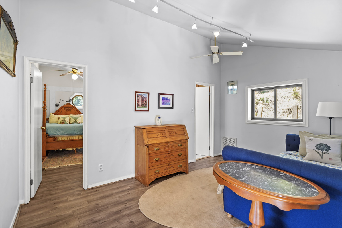 Flexible lounge and sleeping space