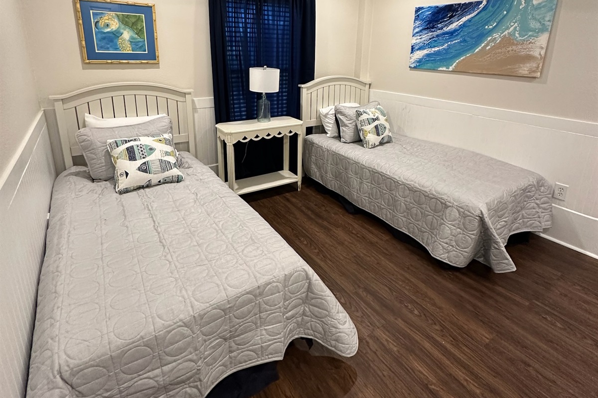 Downstairs twin bedroom (2 twins)
