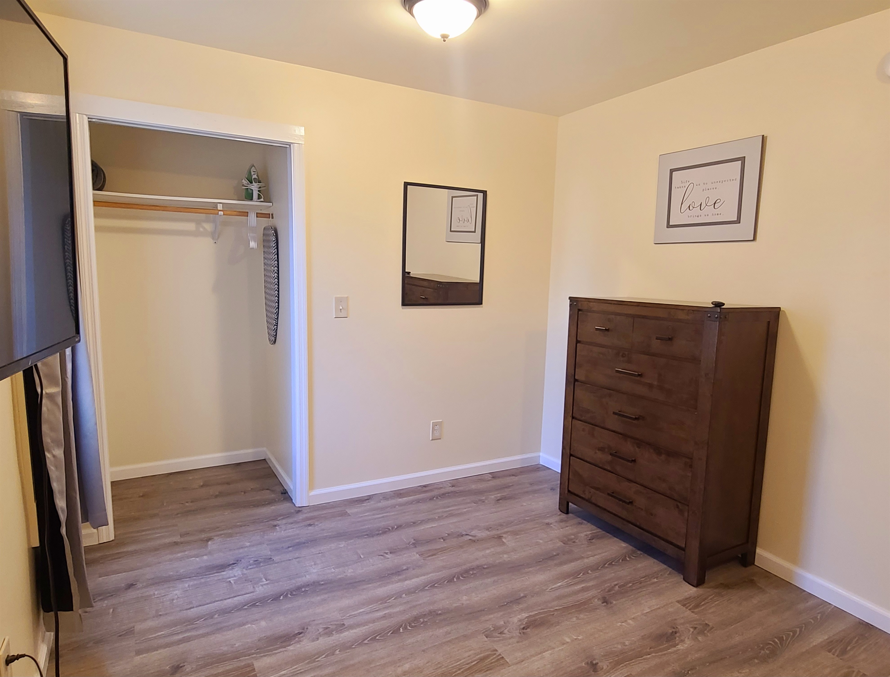 Queen bedroom #1 with SmartTV