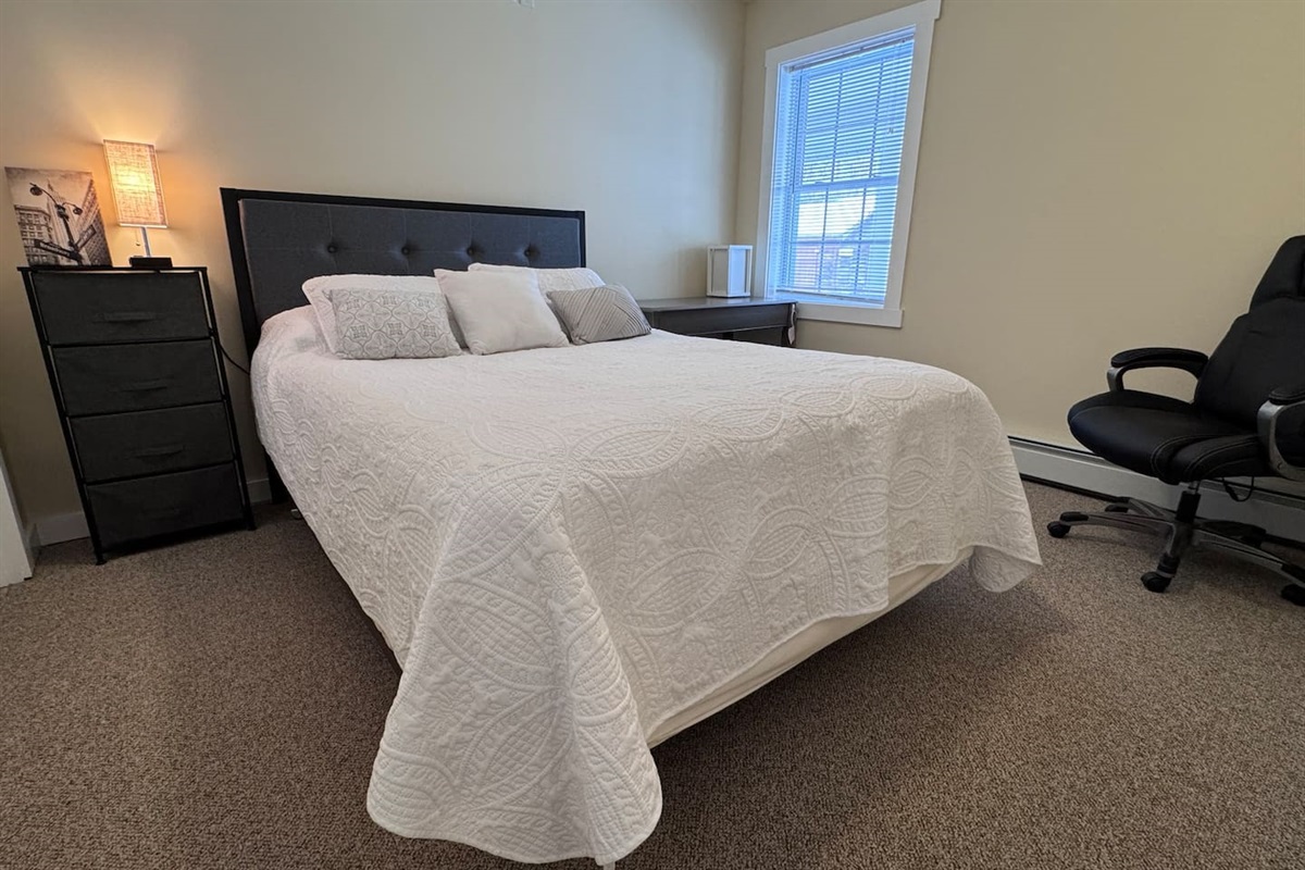 Bedroom with Queen-size bed