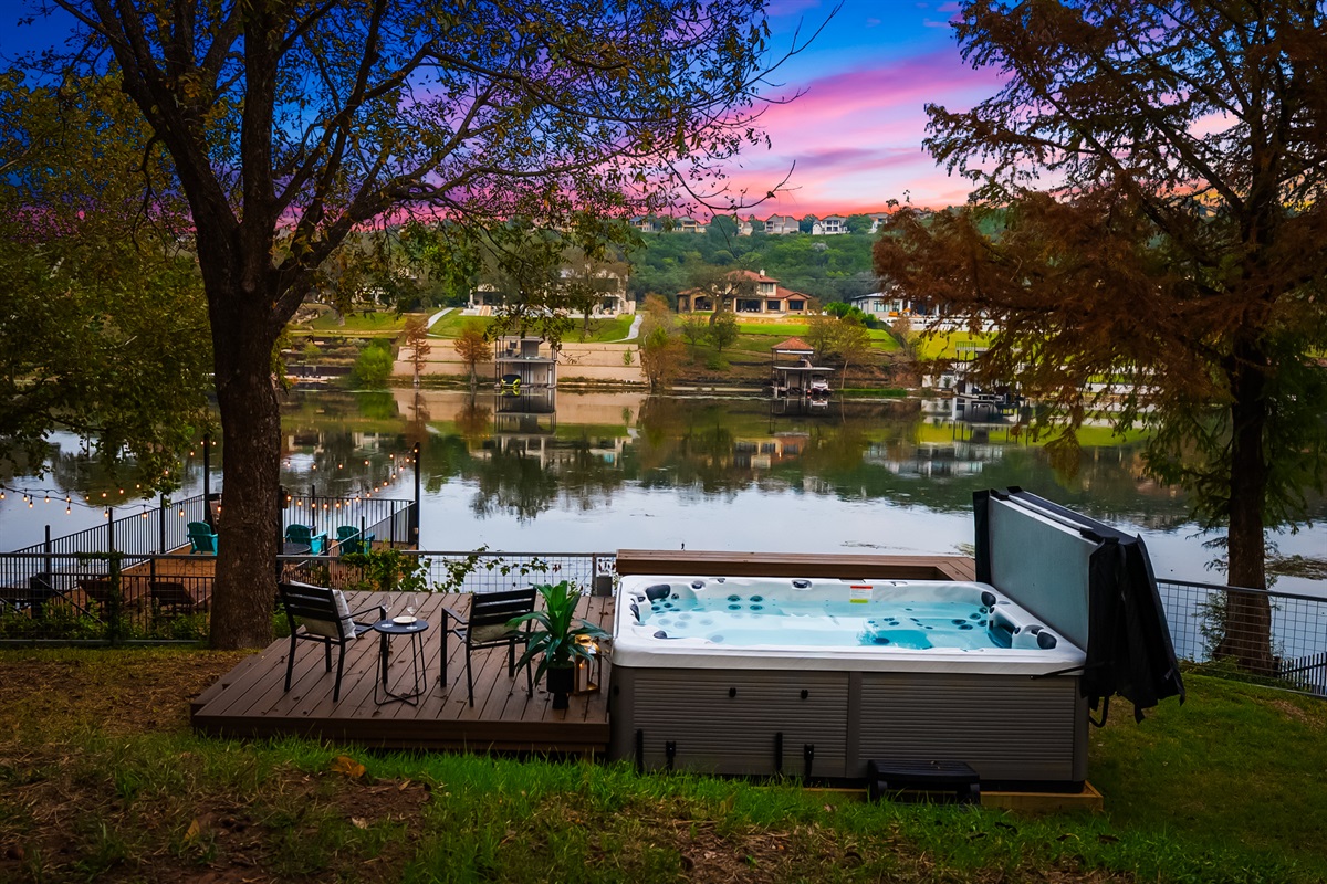 Can you imagine a better spot for a sunset? #lakeaustin