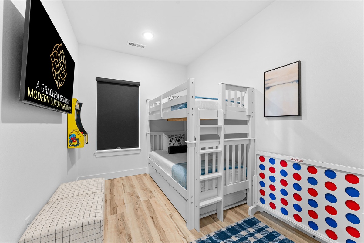 Lower level bunk room w/ pacman and connect 4!