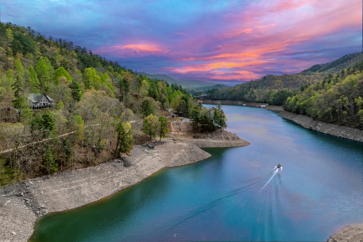 Scenic Lakeview Retreat: Experience breathtaking sunsets over serene waters and lush mountains!