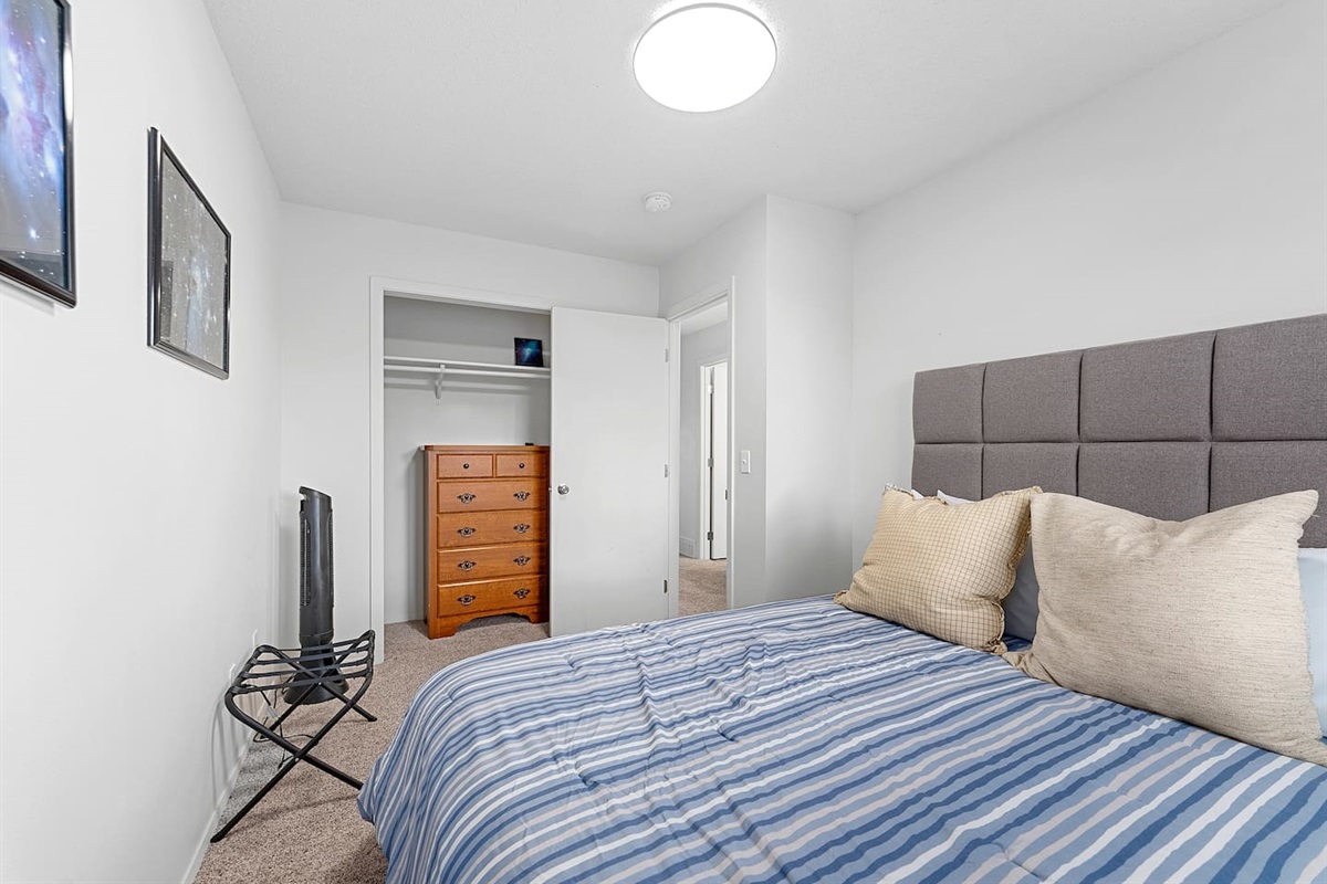 Main bedroom 2. Queen size bed. 