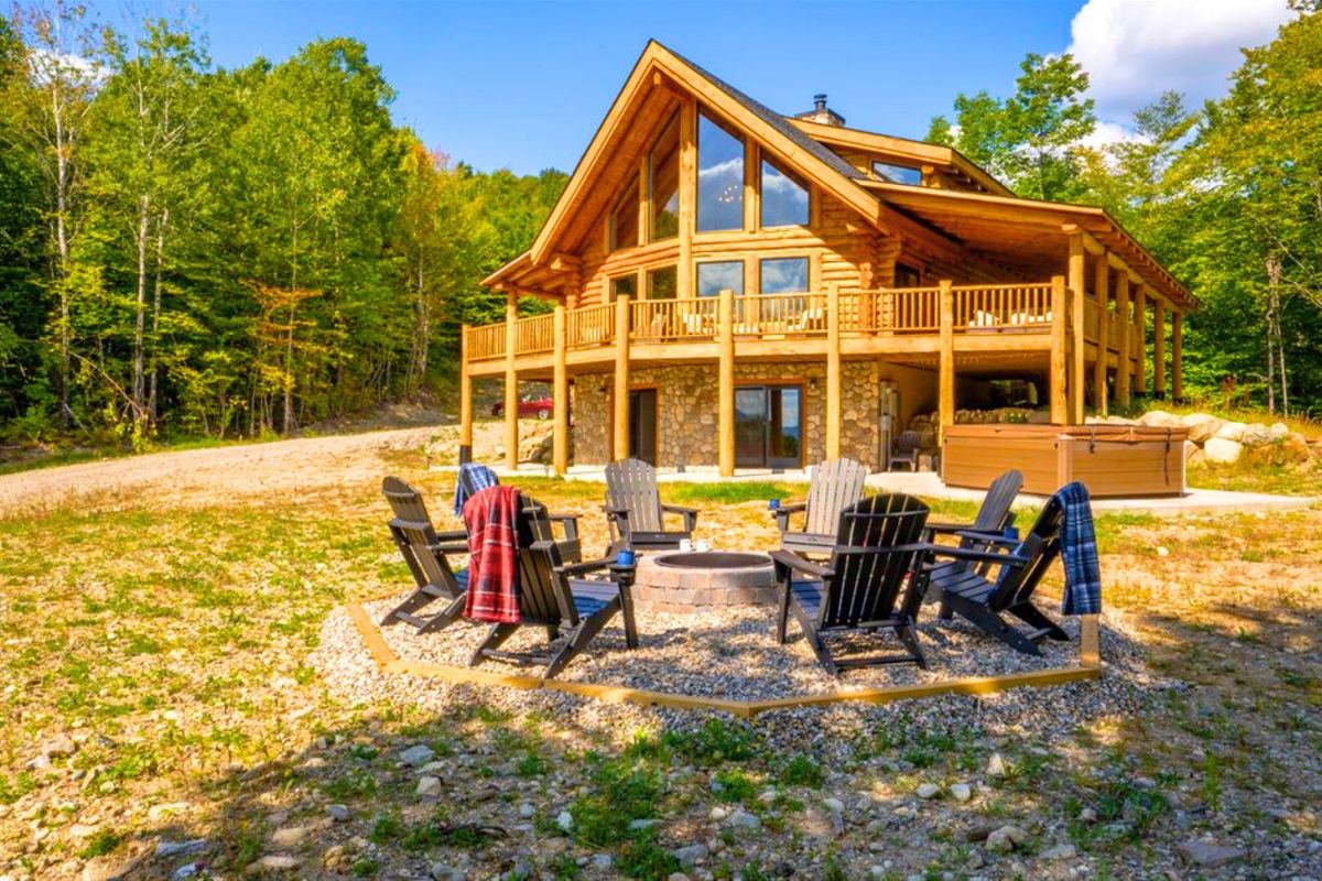 Welcome to Brookside Mountain Log Home, your cozy retreat in the heart of the mountains.