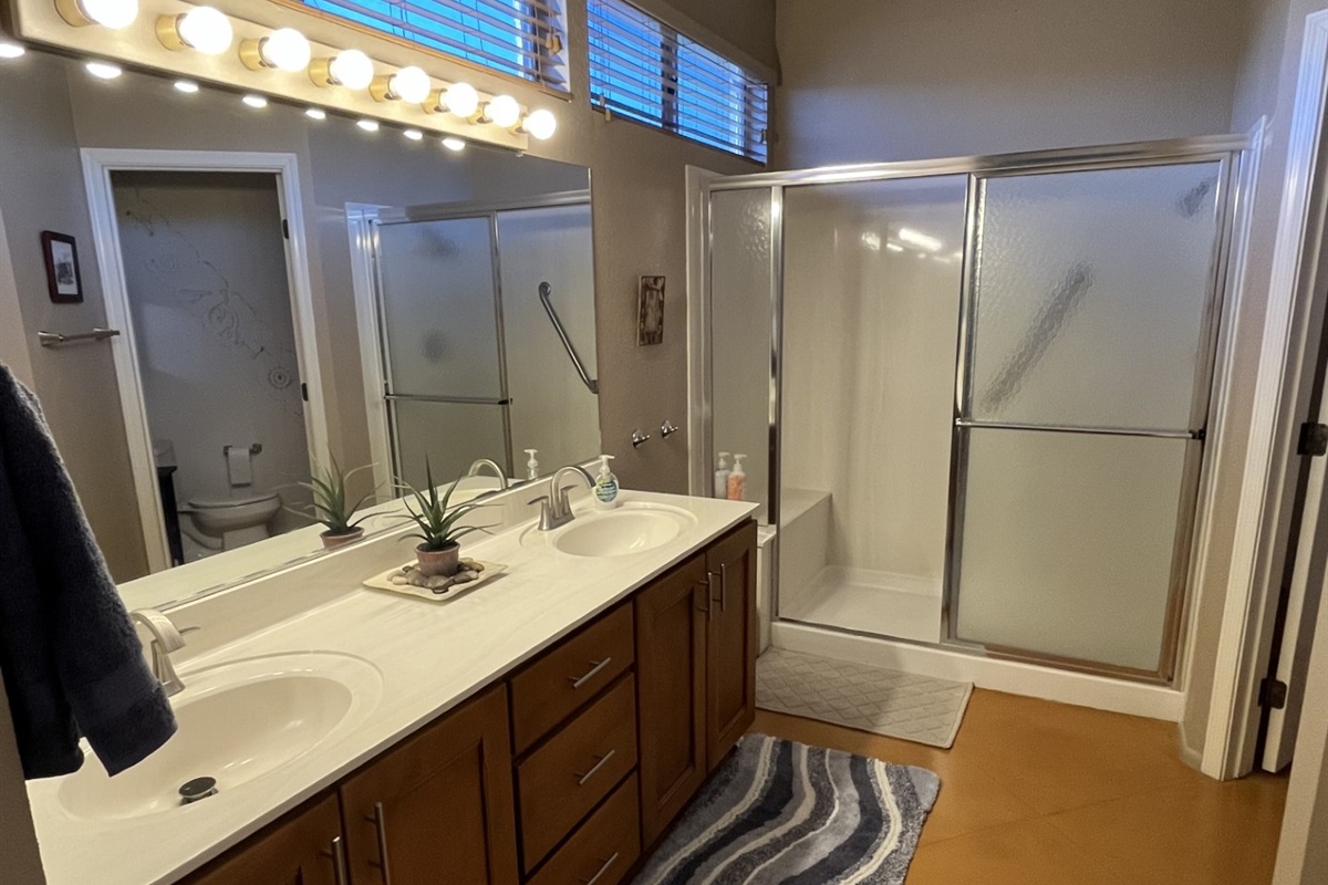 Ensuite bath in primary suite