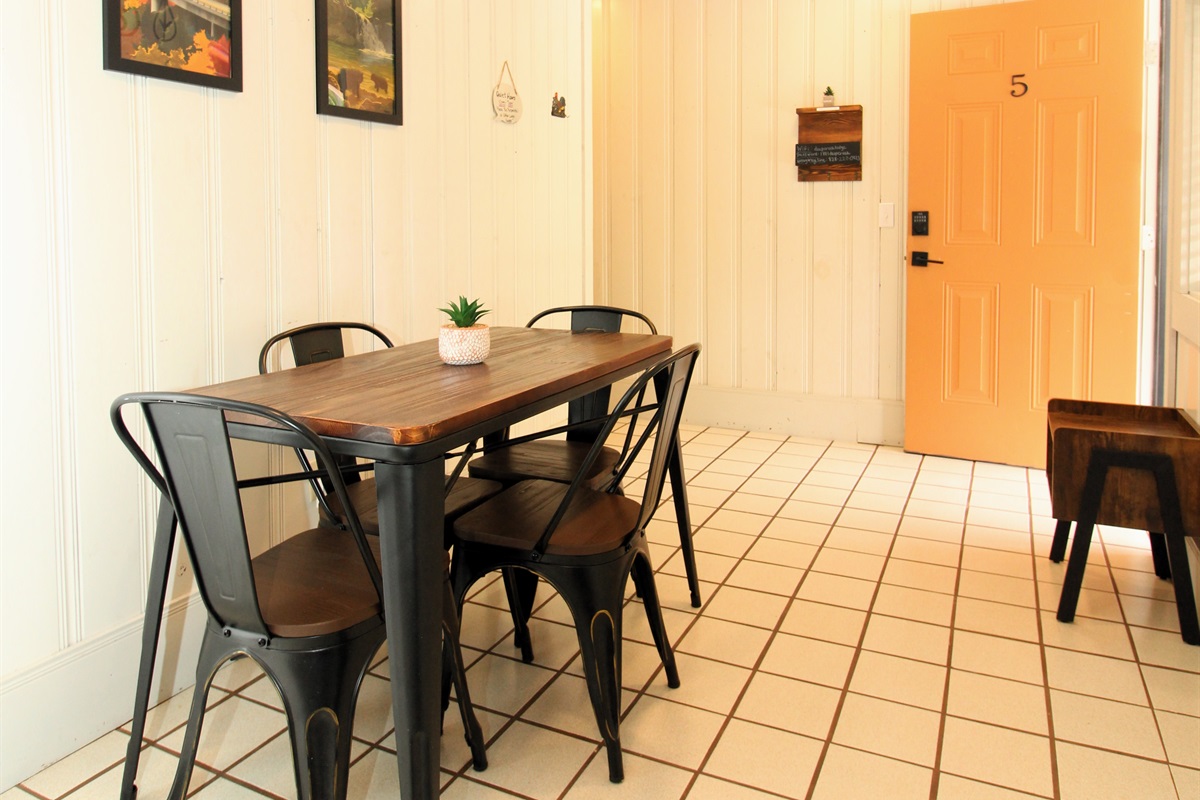 Deep Creek Lodge Apartment Sleeps 4! LIV! Stays