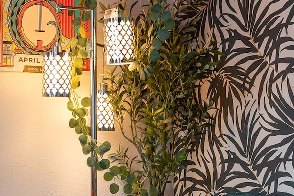 Tropical details and many different options for lighting to get the vibes just right 