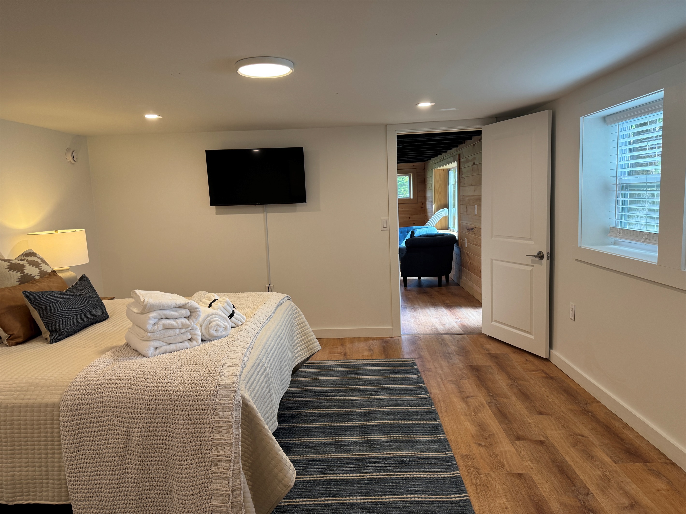 Lower level Queen with en-suite bath