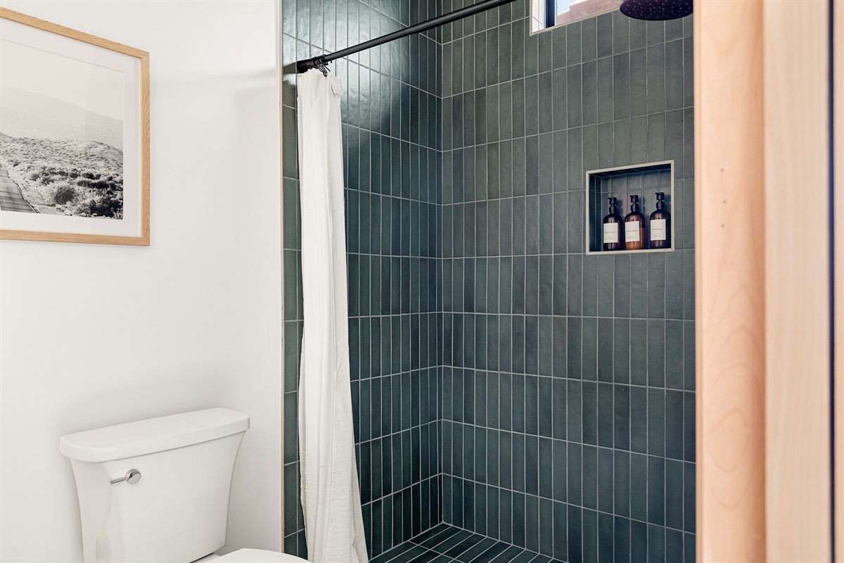 Upstairs middle bath (9)