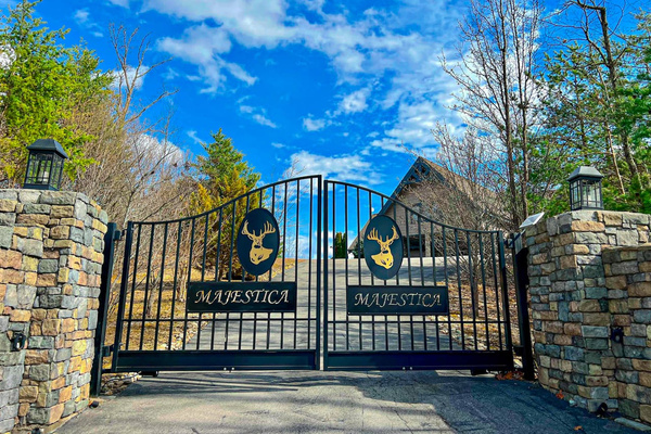 Welcome gates to Majestica