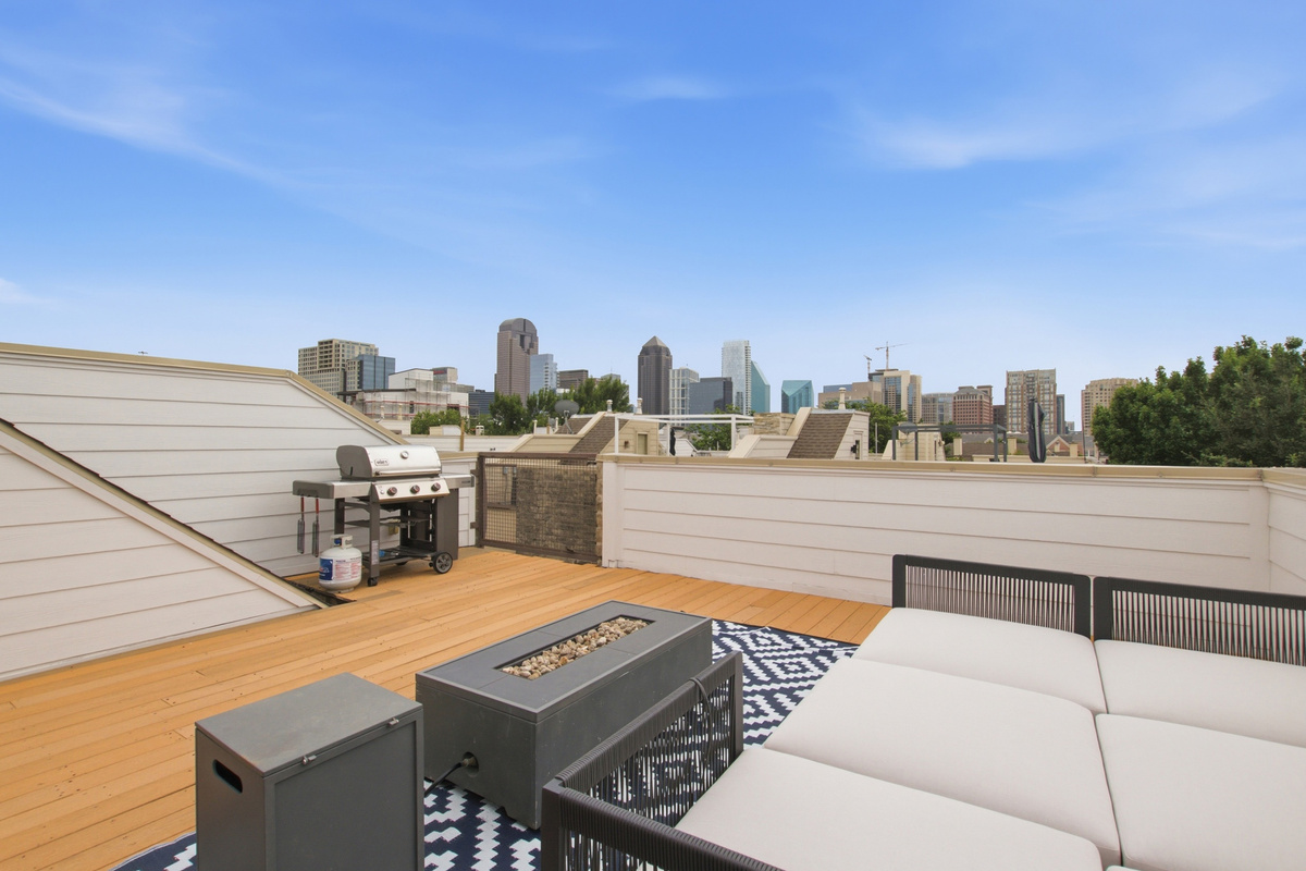 BBQ with skyline views and stylish lounge for ultimate relaxation!