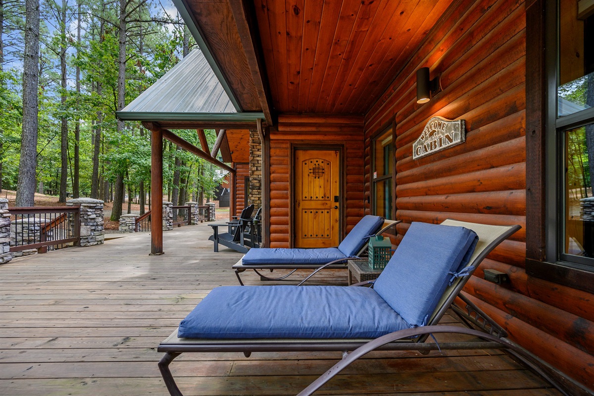 2 sun loungers on the front deck to enjoy books or some time outdoors.