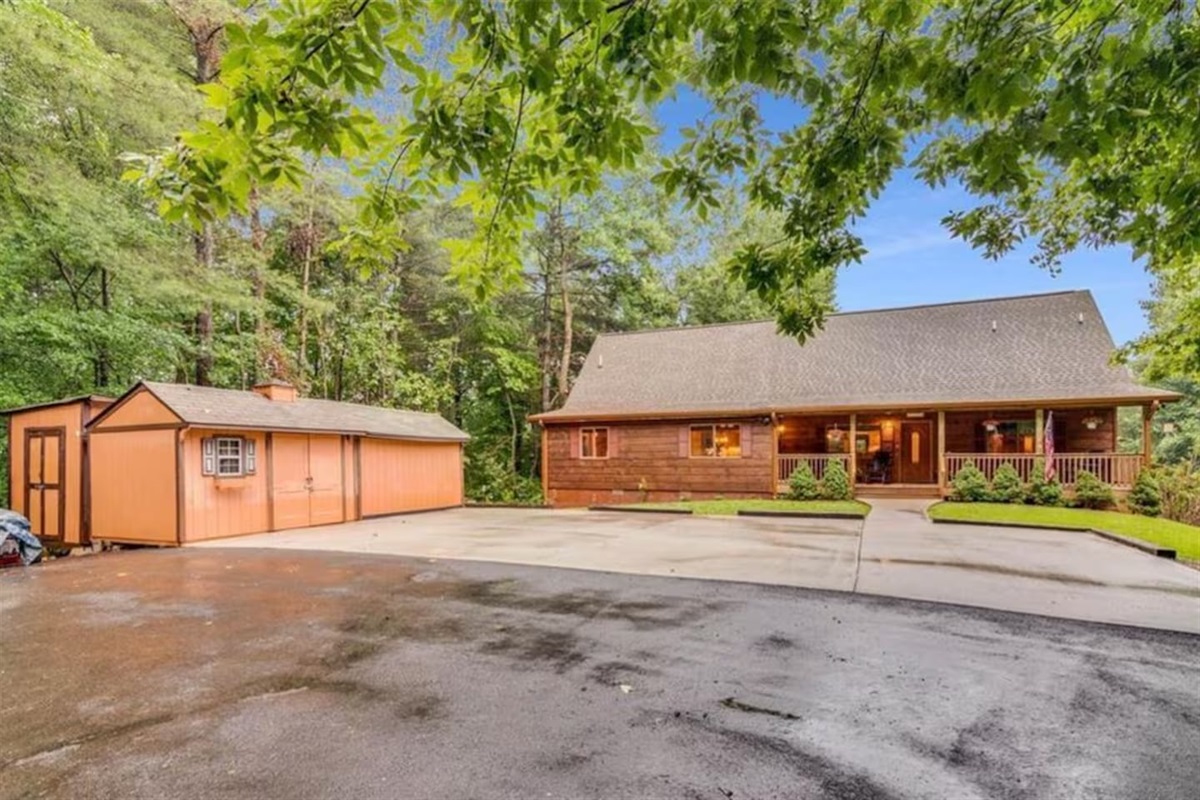 drive way ample parking more than 4 cars