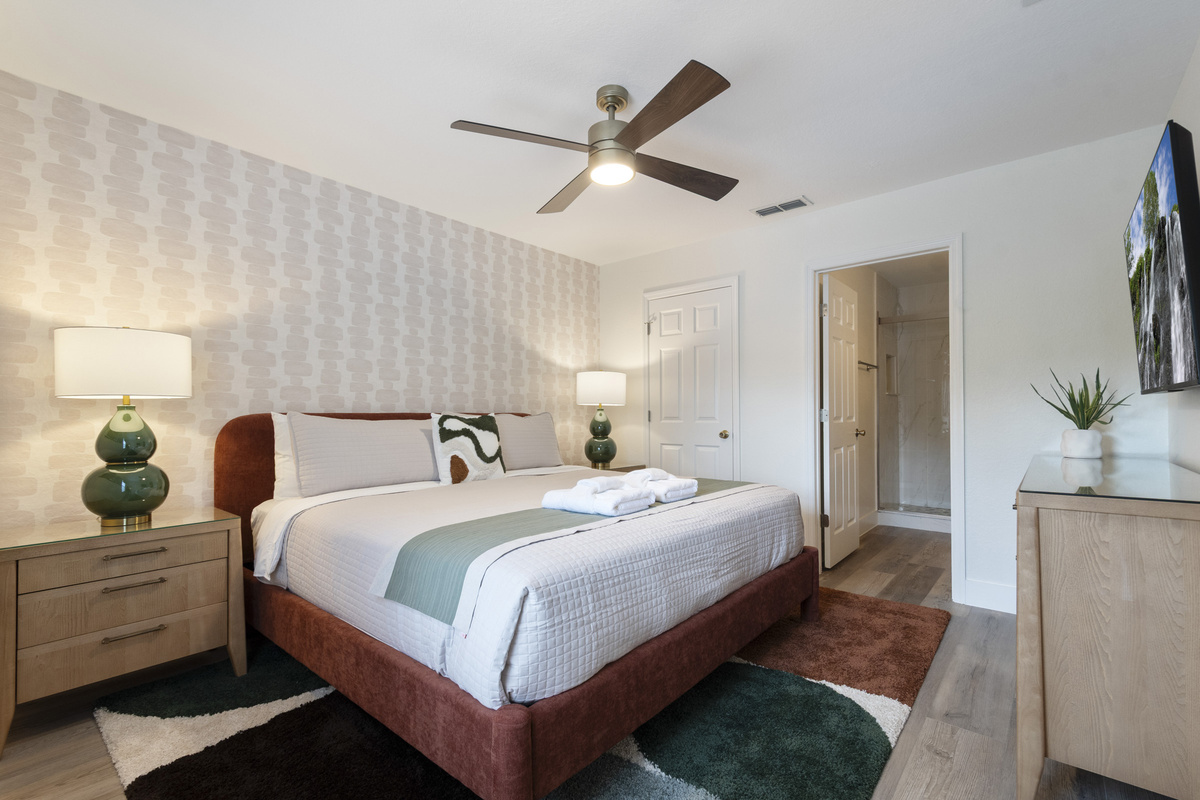 MASTER SUITE 2-King Bed-2nd Floor